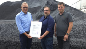 Ausgezeichnete Qualität: Am 5. August nahmen Reiner Hagemann und Philipp Vetter von der Badische Stahl-Nebenprodukte GmbH (BSN) das QUBA-Zertifikat für die Produkte BEOSALT und BEOSIL entgegen. – V.l.n.r.: Reiner Hagemann (Geschäftsführer BSN), Thomas Fischer (Geschäftsführer Qualitätssicherung Sekundärbaustoffe GmbH), Philipp Vetter (Qualitätssicherung BSN) © BSW / BSN